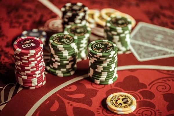 Mobile gameplay and sportsbook notifications